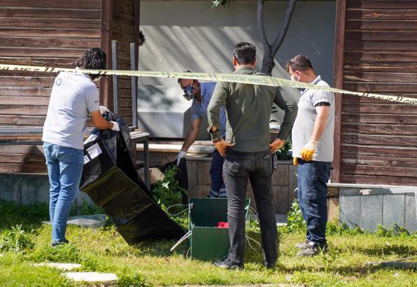 Parktaki LED ekranın ayağında erkek cesedi bulundu