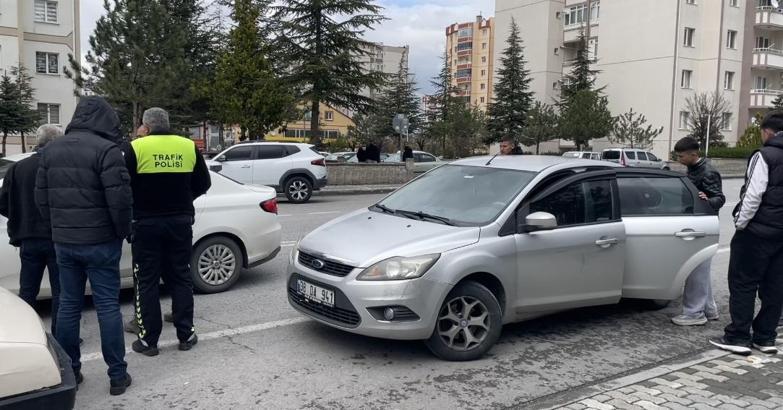 Dedesinin otomobiliyle gezerken polisin 'dur' ihtarına uymayan ehliyetsiz sürücü yakalandı