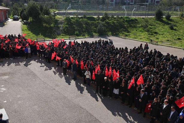 Eğitim-Bir-Sen heyeti Ufuk Arslan Anadolu Lisesi’nde bayrak törenine katıldı