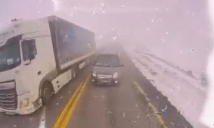 Sisli yolda hatalı sollama kazası araç kamerasında