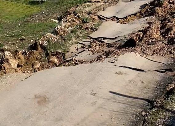 Bursa'da heyelan: Kırsal mahalleleri bağlayan yol ulaşıma kapandı