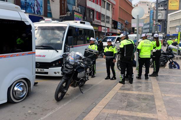 Gereksiz korna kullandığı gerekçesiyle ceza kesildi, gazetecilere hakaret etti
