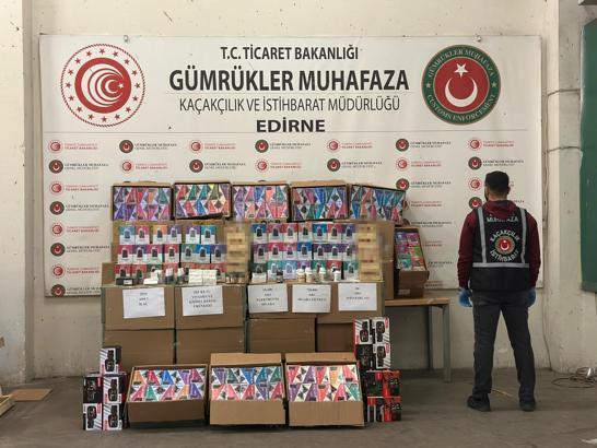 Kapıkule’de TIR’da 10 bin 400 elektronik sigara ve kaçak eşya ele geçirildi