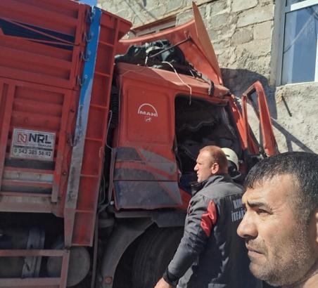 Kontrolünü kaybeden kamyon duvara çarptı; ağır yaralı sürücü ambulans helikopterle hastaneye kaldırıldı