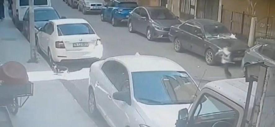 Pendik’te yola fırlayan çocuğa otomobilin çarptığı anlar kamerada