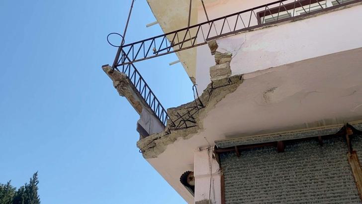 Balkon çöktü, baba ve engelli oğlu yaralandı