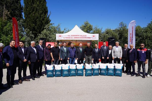 Osmaniye’de çiftçilere hibeli soya tohumu dağıtıldı