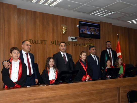 Tekirdağ’da öğrenciler adliyeyi ziyaret etti, hakim ve savcı cübbesi giydi