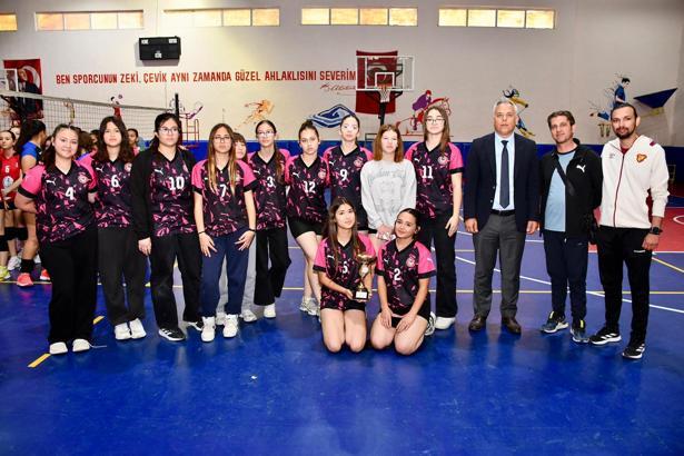 Silifke’de 23 Nisan’a özel voleybol turnuvası