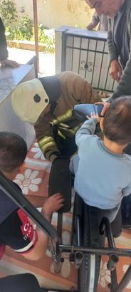 Hatay’da spor aletinin pedalına ayağı sıkışan çocuğu itfaiye kurtardı