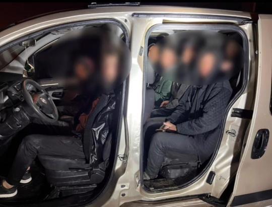 Hatay’da 6 kaçak göçmen ve 2 göçmen kaçakçısı yakalandı