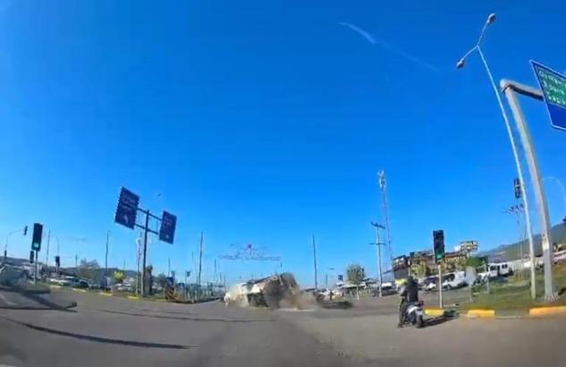 Gaziantep’te tankerin devrildiği kaza kamerada
