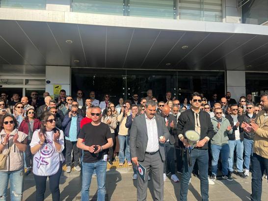 Karşıyaka Belediyesi'nde memurlardan tam gün iş bırakma eylemi