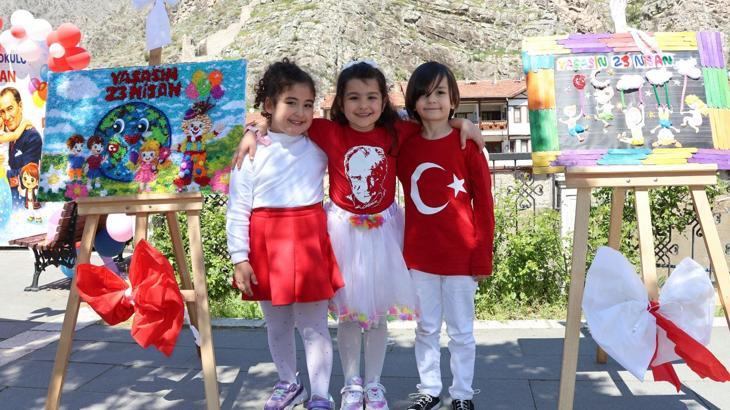 Miniklerden geri dönüşüm malzemeleriyle 23 Nisan sergisi