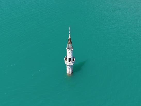 Baraj doldu, eski mahalleden geriye sadece minarenin bir bölümü kaldı