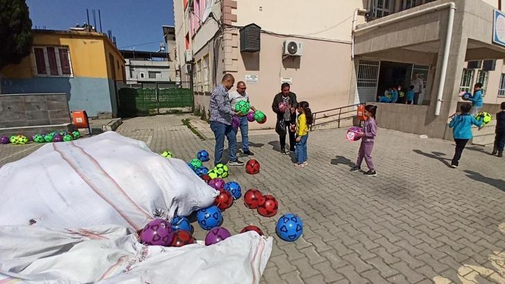 Muhtardan öğrencilere 23 Nisan hediyesi