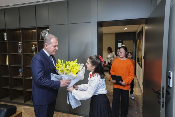 Başkan Seçer, 23 Nisan dolayısıyla makamını öğrencilere devretti