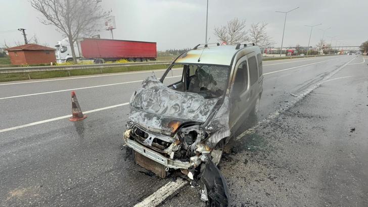 Sürücüsünün direksiyonda rahatsızlandığı araç, cip ile bariyerlere çarpıp alev aldı