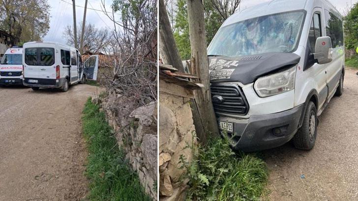 Öğrenci servis minibüsü direğe çarptı; 13 yaralı
