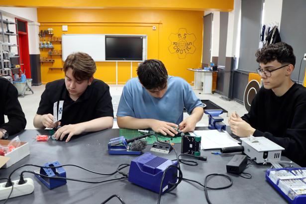 Lise öğrencileri Yunanistan’daki robot yarışmasında kategorilerinde birinci oldu