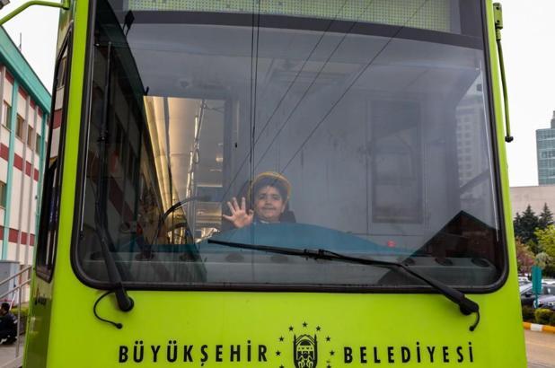 Bursa'da 7 yaşındaki Ali, vatman koltuğuna oturdu