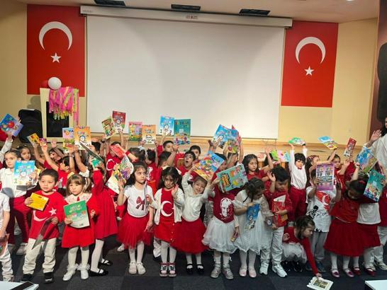 Hastanede minikler kukla gösterisiyle 23 Nisan coşkusu