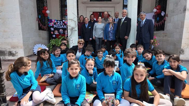 Foça'da mezun oldukları okulda öğrencilerle buluştular