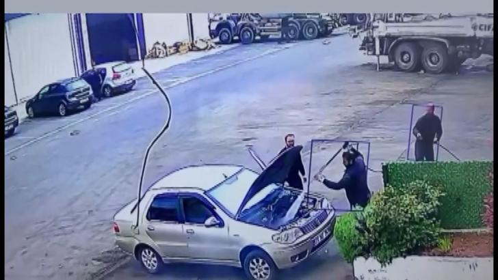 Alev alan otomobili oto yıkama tabancasıyla söndürdüler; o anlar kamerada