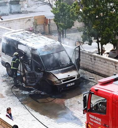 Nevşehir’de park halindeki minibüs yandı
