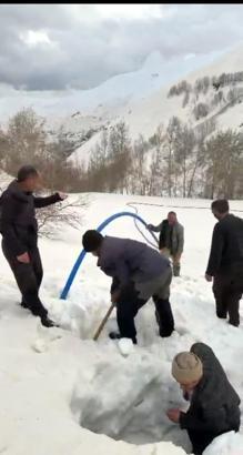 Çığ altında kalan su şebekesi devre dışı kaldı; 400 metre boru döşenerek yeniden suya ulaşıldı
