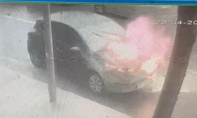 Avcılar'da otomobilin motoru alev aldı; su tankeri ile söndürüldü