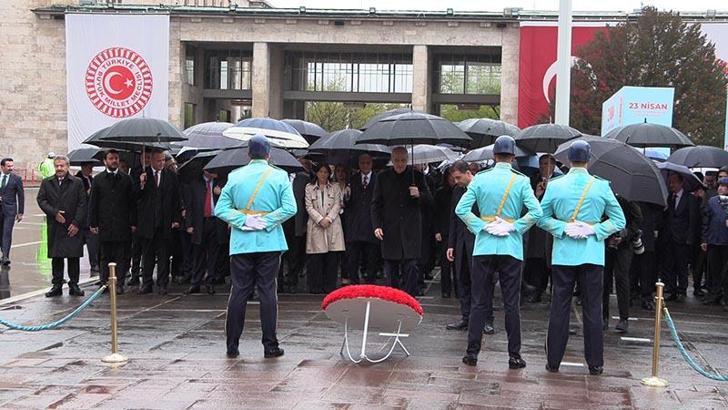 Kurtulmuş, TBMM'deki Atatürk Anıtı'na çelenk bıraktı