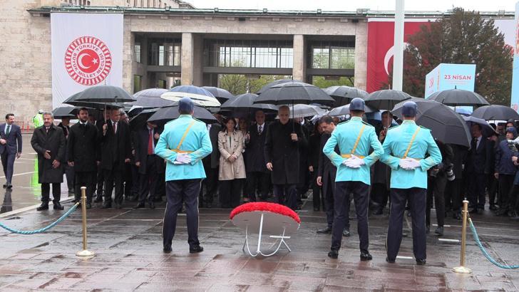 Kurtulmuş, TBMM'deki Atatürk Anıtı'na çelenk bıraktı