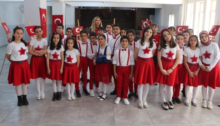 Ceviz kabuğu, fasulye, pet bardaklardan yaptıkları bayrakları sergilediler