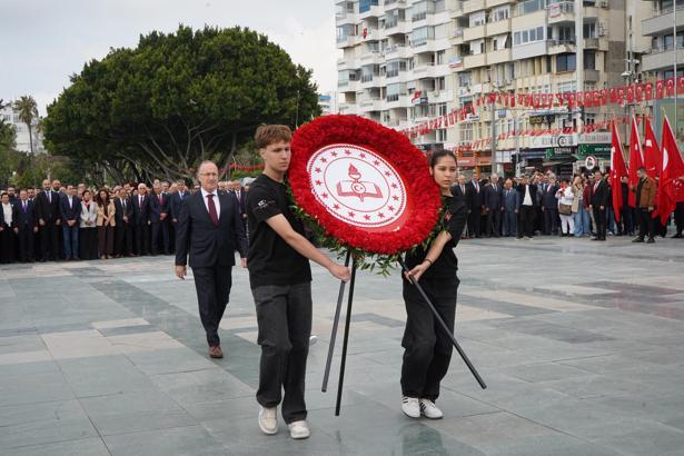 23 Nisan kutlamaları Antalya’da çelenk töreniyle başladı