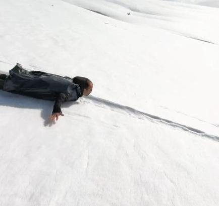 Kösedağ'ın zirvesinde nisan ayında 'poşetli' kayak