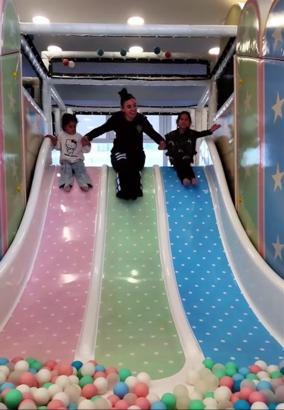 Polisler, ilkokul öğrencilerinin bayramını etkinlikle kutladı