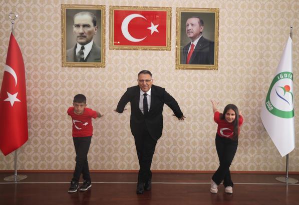 Rektörlük makamını devralan çocuklardan ‘Kartal Dansı’