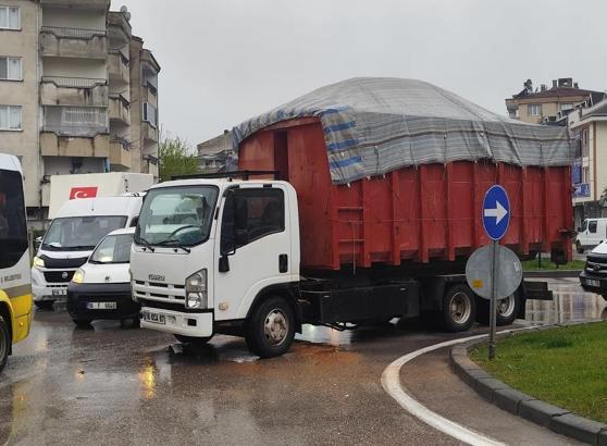 İnegöl’de servis minibüsü ile kamyon çarpıştı; 4 yaralı