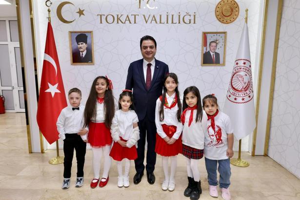Tokat’ta valiliğin koltuğuna oturan çocuk okullarda güvenlik tedbirlerinin arttırılmasını istedi