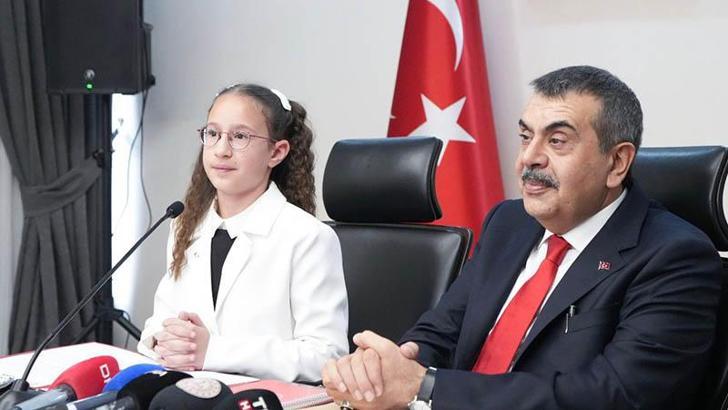 Bakan Tekin, koltuğunu 11 yaşındaki Defne'ye devretti