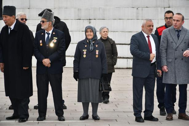 Gazi eşinin vasiyetiyle 10 yıldır tüm resmi törenlere katılıyor