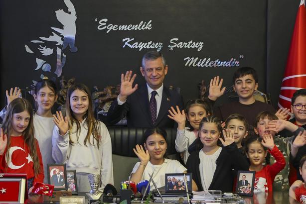 Özgür Özel, koltuğunu 5'inci sınıf öğrencisi Elisa'ya devretti