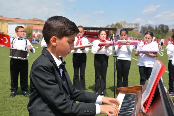 10 yaşındaki Yusuf piyano çaldı, arkadaşları melodikalarla eşlik etti