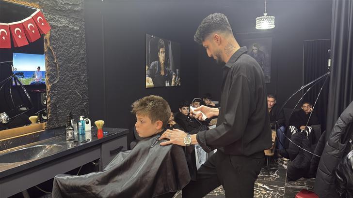 Çocukları tıraş ederek 23 Nisan hediyesi verdi