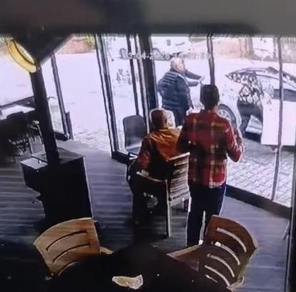 Bartın'da el freni çekilmeyen otomobili son anda durdurdu