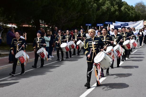 Alaçatı Ot Festivali'nde renkli kortej
