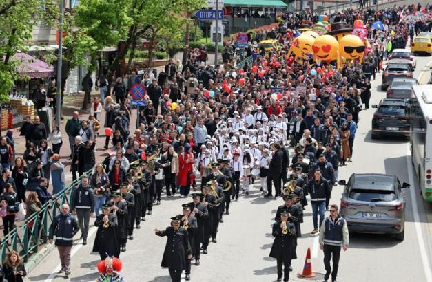 Bursa sokaklarında çocuklardan 23 Nisan korteji / Ek fotoğraflar