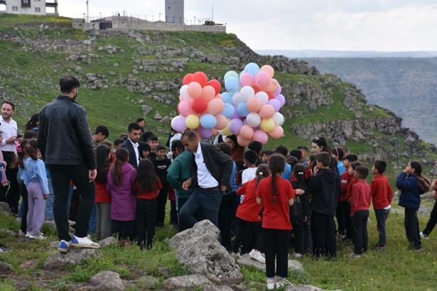 Şırnak’ta 100 çocuk hayallerini resmetti, dileklerin yazıldığı 106 balon gökyüzüne bırakıldı