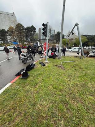 Kamyonetin sinyalizasyon direğine çarptığı kaza araç kamerasında; 4 yaralı